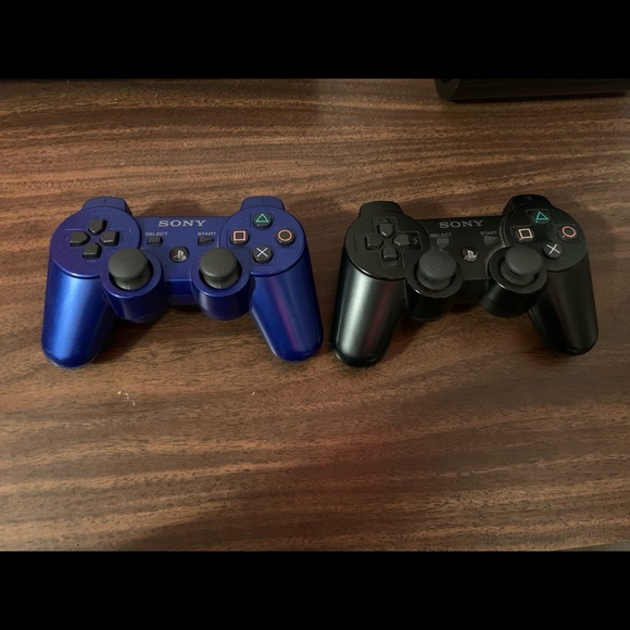 PlayStation 3 with 2 wireless controllers - Picture 4 of 5